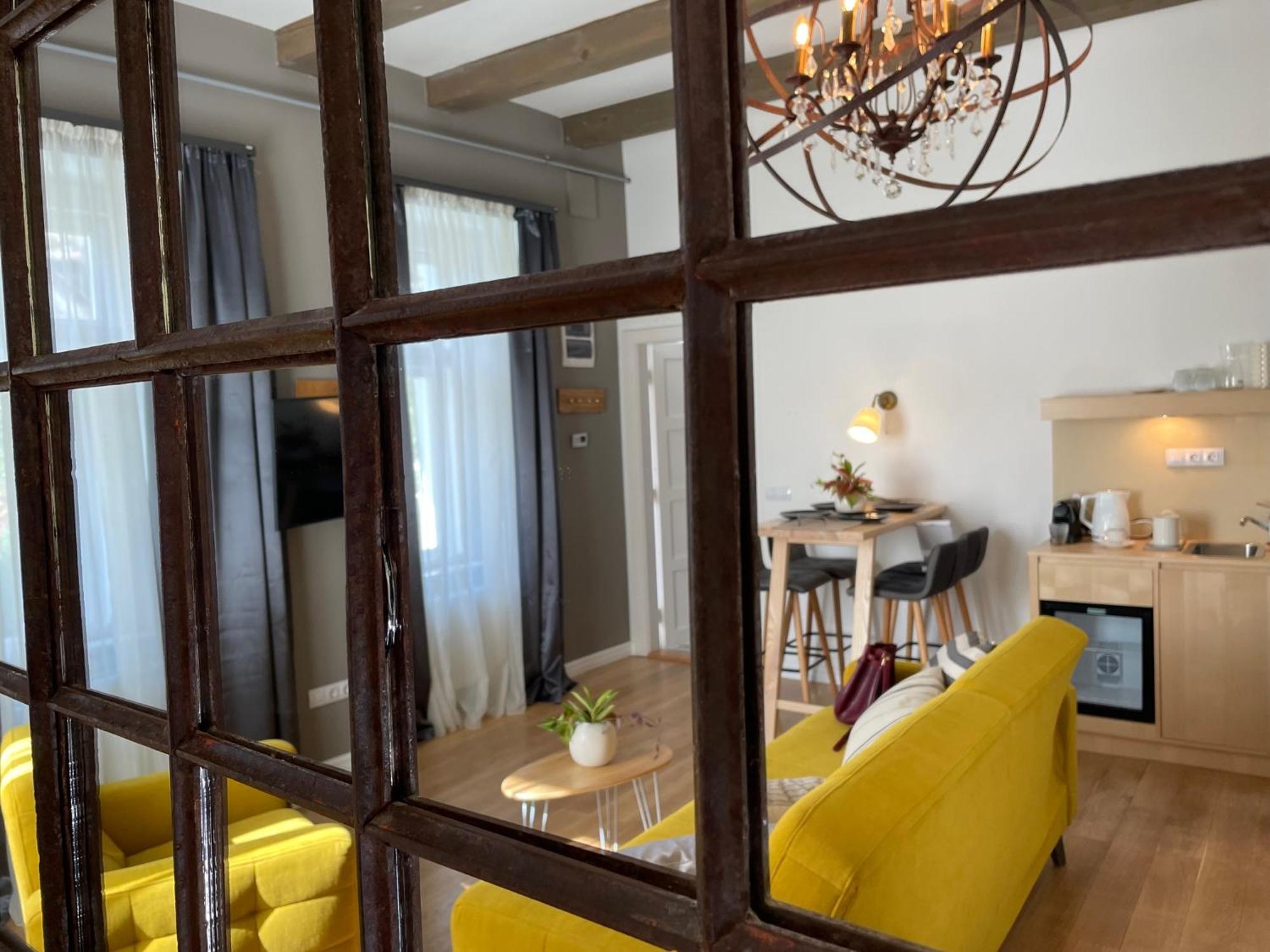 Frida Apartman, Exkluziv Varpanoramaval, A Belvaros Sziveben, Ingyenes Parkolassal Veszprém Екстериор снимка